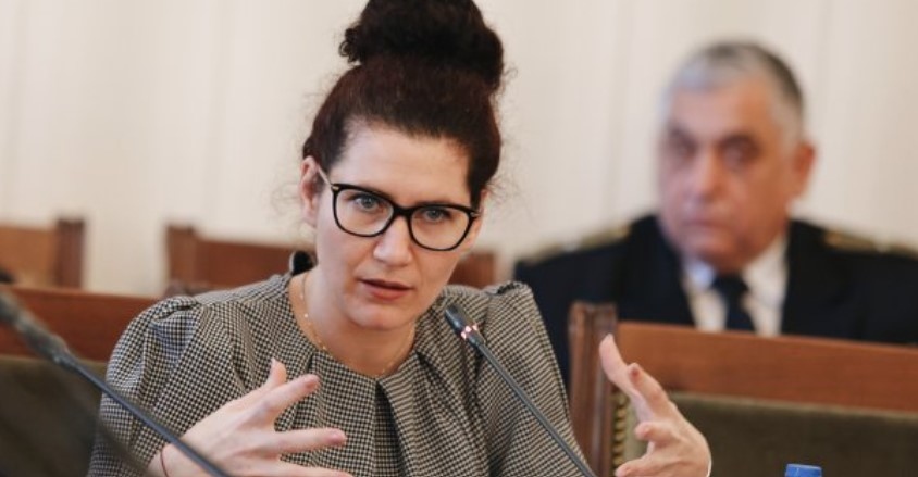 Държавната политика в областта на пощенските услуги и издаването на